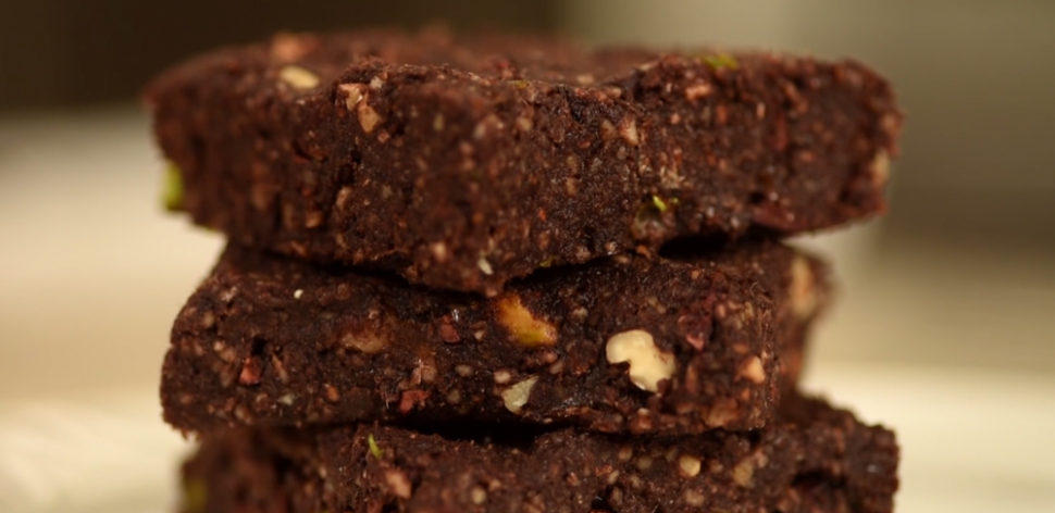 Raw food: aprenda uma receita de brownie que não vai ao forno