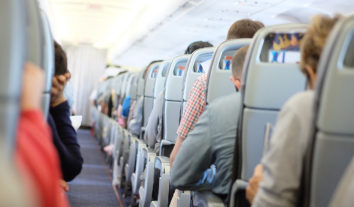 Comissárias de bordo ensinam a amenizar desconfortos em voos longos