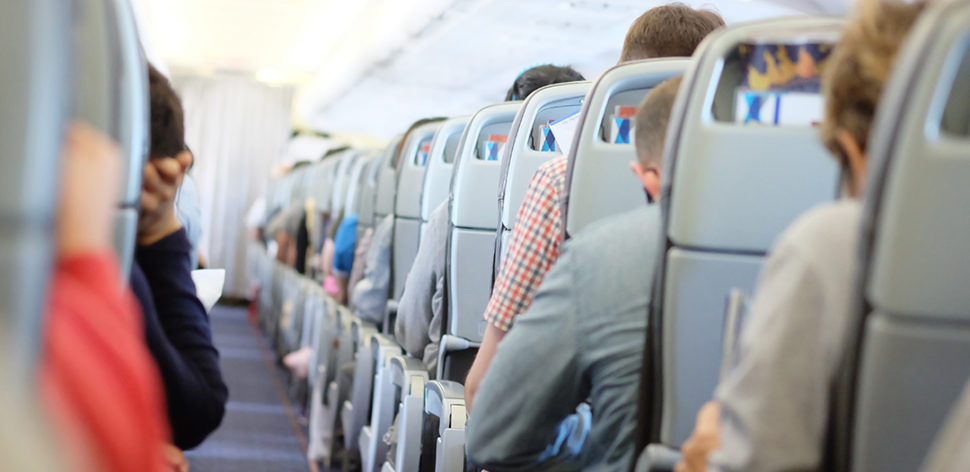 Comissárias de bordo ensinam a amenizar desconfortos em voos longos